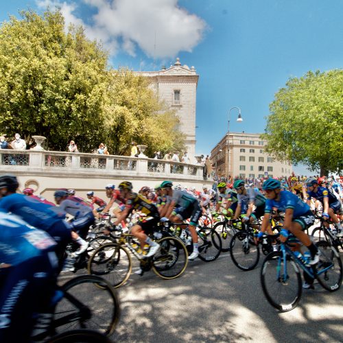 Dolore e posizione del corpo sulla bicicletta nei ciclisti su strada