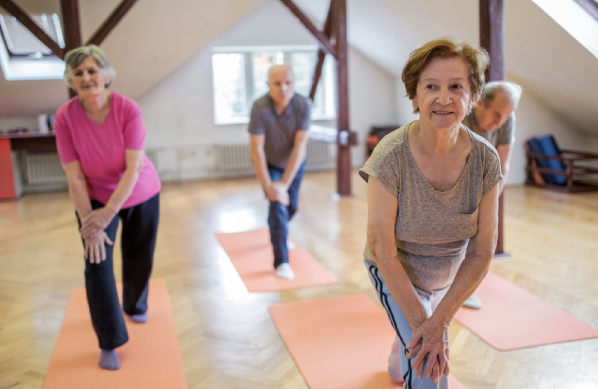 Attività fisica ed esercizio terapeutico portano benefici che vanno oltre sintomi e impairment nelle persone con artrosi d’anca e di ginocchio